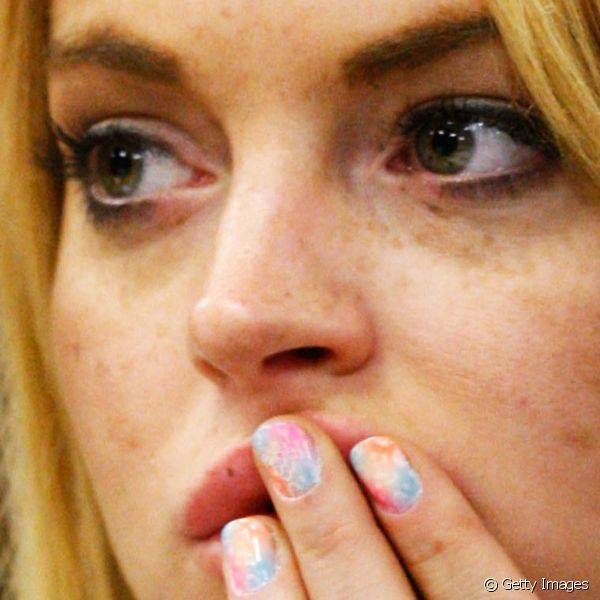 A atriz já criou um degradê de cores pastel nos dedos dando article_media_new_1em à uma nail art delicada que é perfeita para o verão